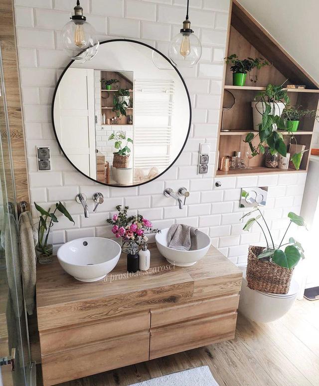 住在漂亮阁楼公寓的她,不但有充足的光线,还拥有一颗梦幻的童心