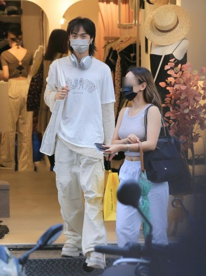 张小斐|伊能静儿子现身台北买女装，兰花指太抢眼，街边抽烟熟练像他爸