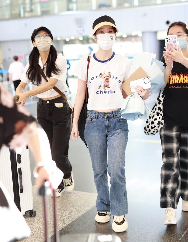 张雪迎|张雪迎穿小狗短袖牛仔裤现身机场，手捧鲜花人气旺