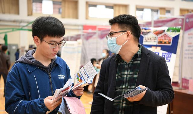 大学生|大学毕业去当高端家政,住豪宅、开飞机,到头来被说是高学历丫鬟