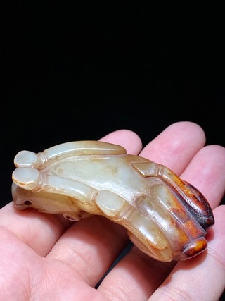 和田玉籽料|明 和田玉 籽料 留皮受沁 玉牛 把件 摆件