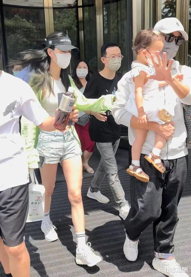 林峰|林峯一家三口合体!背7千元保姆包全程抱娃,妻子穿得火辣好轻松