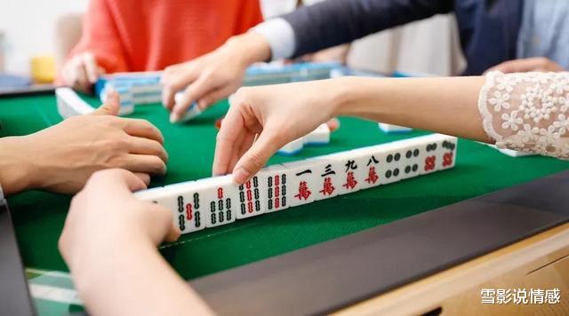 打麻将|为啥不建议老人去棋牌室?65岁大妈哭诉:打麻将毁了我的幸福晚年