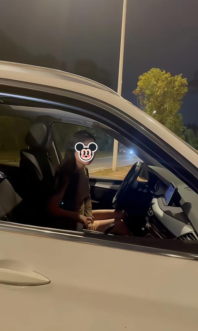 女子散步时偶遇当包工头的前夫,话不投机,女子驾驶豪车扬长而去
