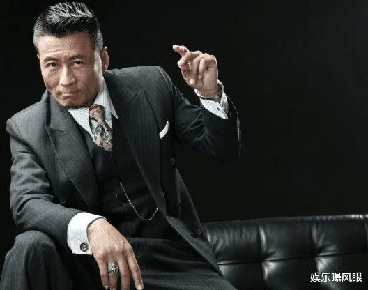 孙兴|老戏骨孙兴河边烧烤配红酒，58岁偏爱豪车，网友：老年生活太奢靡