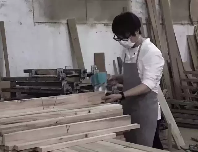 俩夫妻花3万装修38㎡一室一厅,水泥铺地面,自己做家具!