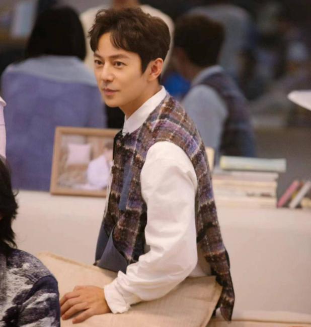 何炅|何炅汪涵近况曝光，和领导喝茶聊天被偶遇，素颜何炅很憔悴