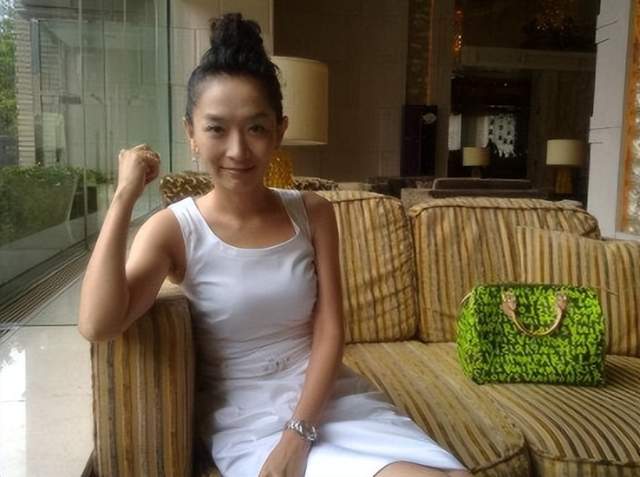 王芳|北京卫视一姐,嫁大15岁的先生身价过亿,一家其乐融融很幸福