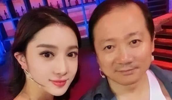 唐鉴军|“谢广坤”近况曝光,现身好友聚会,醉酒牵手年轻女子引热议