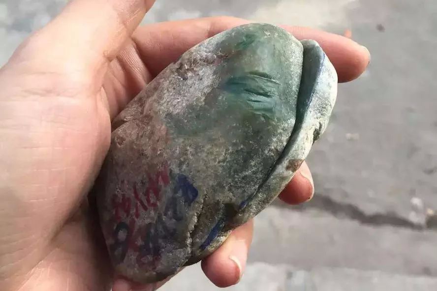 翡翠|天呐！一块价值3万的翡翠原石，半个月后竟开出罕见极品翡翠！