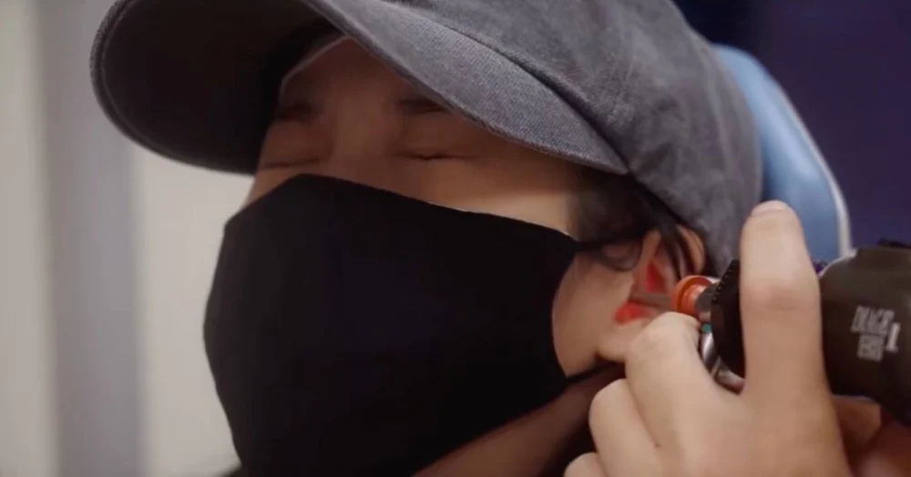 iu|IU过去治疗耳疾现“痛苦表情”令人心疼  彩排曾因“听不到”数次中断