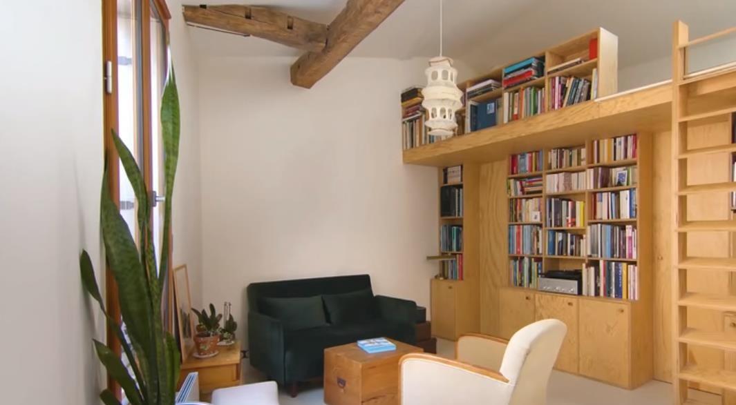 情侣买下24平公寓,改造成超美超温馨的家,邻居看了都羡慕