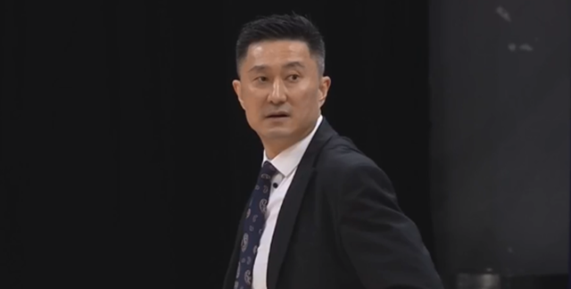 马卡报|玩儿呢？20秒2失误！杜指导被气到头皮发麻：你小子真是外援吗？