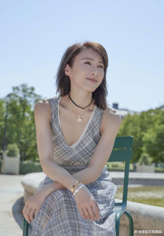 黎姿 50岁黎姿巴黎拍美照，生三个娃后暴瘦见骨，为了少女感过度减肥？