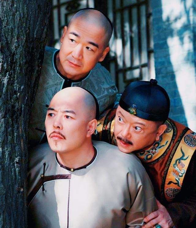 王刚|爷青回!张国立、王刚、张铁林合拍新剧,73岁王刚钻垃圾桶被赞敬业