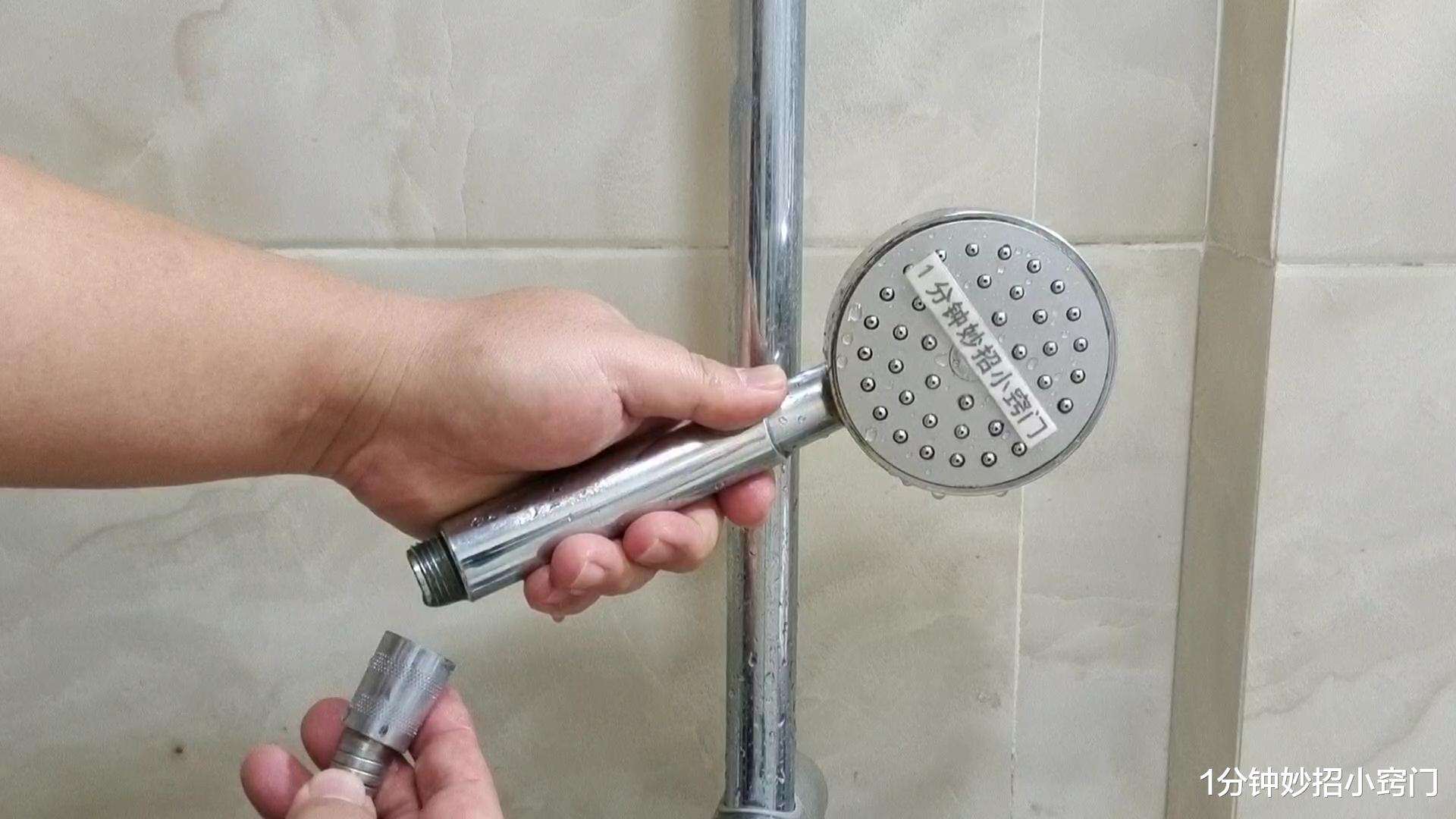 淋浴头用久了容易堵塞?教你一个小窍门,让淋浴头洁净如新