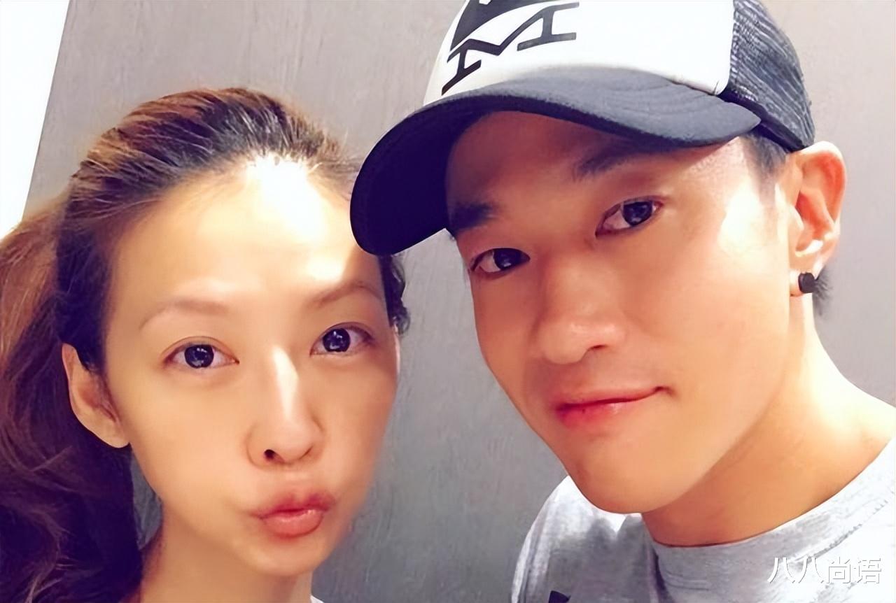 何润东|何润东夫妻罕见同框，林姵希身穿浅色上衣搭配牛仔裤，?颜值超高