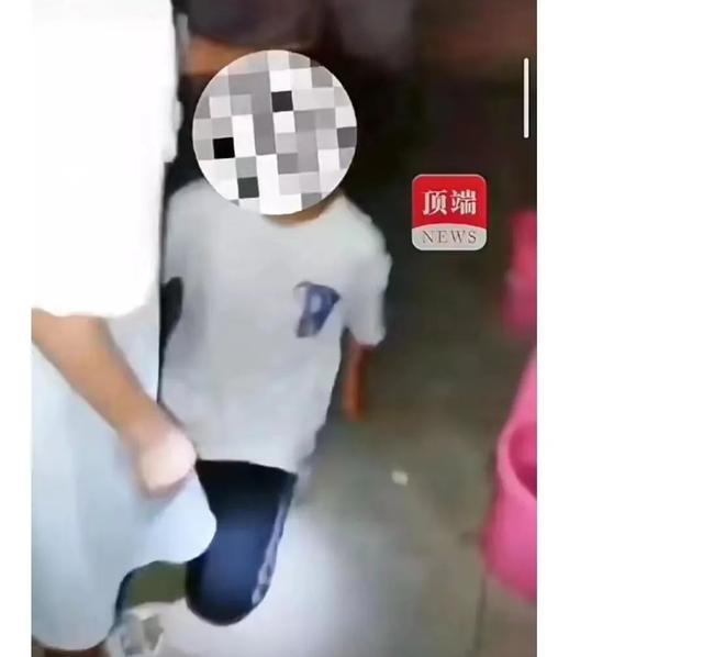 “赶紧跪着,不跪接着打!”一中学女生被群殴后,微信群传炸了!