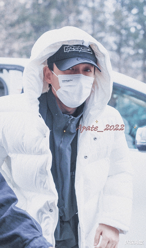 春晚|2022春晚大联排：朱一龙王源低调现身，张小斐状态满满走路带风