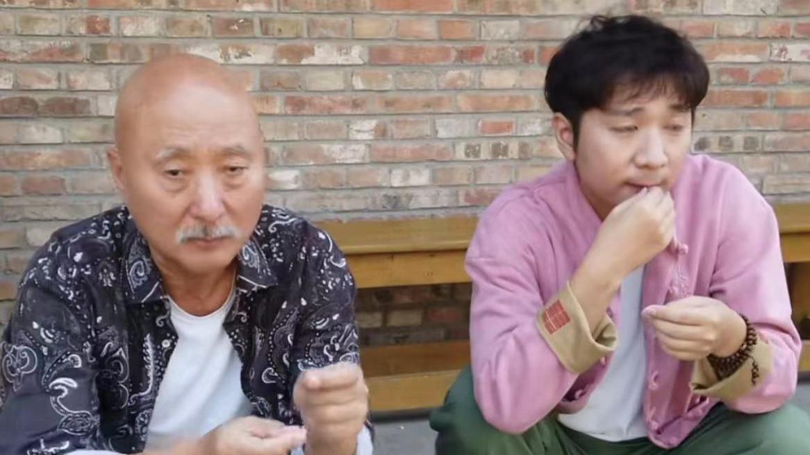 陈佩斯|陈佩斯父子四地演出都遭疫情，无奈蹲路边嗑瓜子，祖孙三代长太像