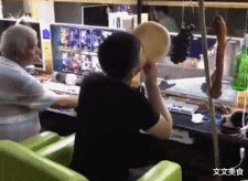 |搞笑GIF趣图:兄弟,这要是在职场,你肯定能爬的更高