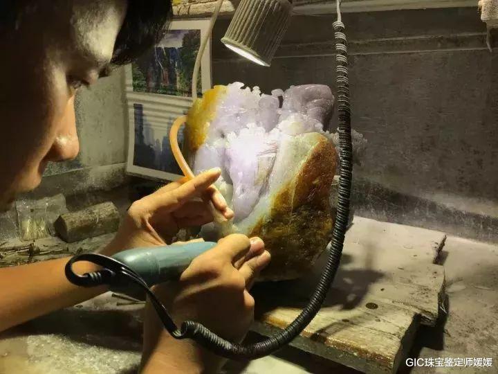 翡翠|原材料有多糟糕，成品就有多惊艳，翡翠摆件是化腐朽为神奇的过程