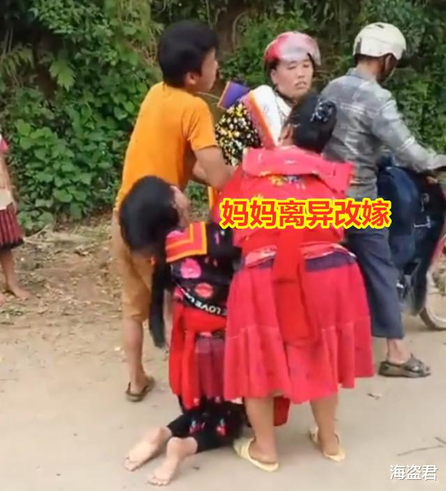 女子改嫁被新丈夫接走,2个孩子拽着妈妈手不放,哀求妈妈不要走