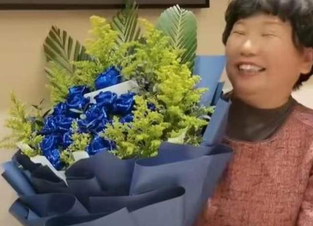 杜新枝|杜新枝喜获老伴送花，妆容精致喜笑颜开，却被嘲讽又出来作秀了