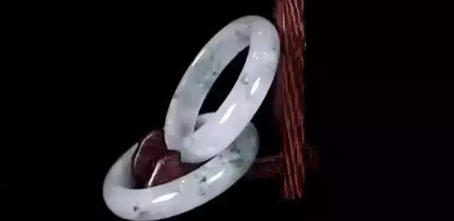 玉雕|入圈8年,小伙80000挑战蒙头料,切开呼声震耳欲聋,专家估价...