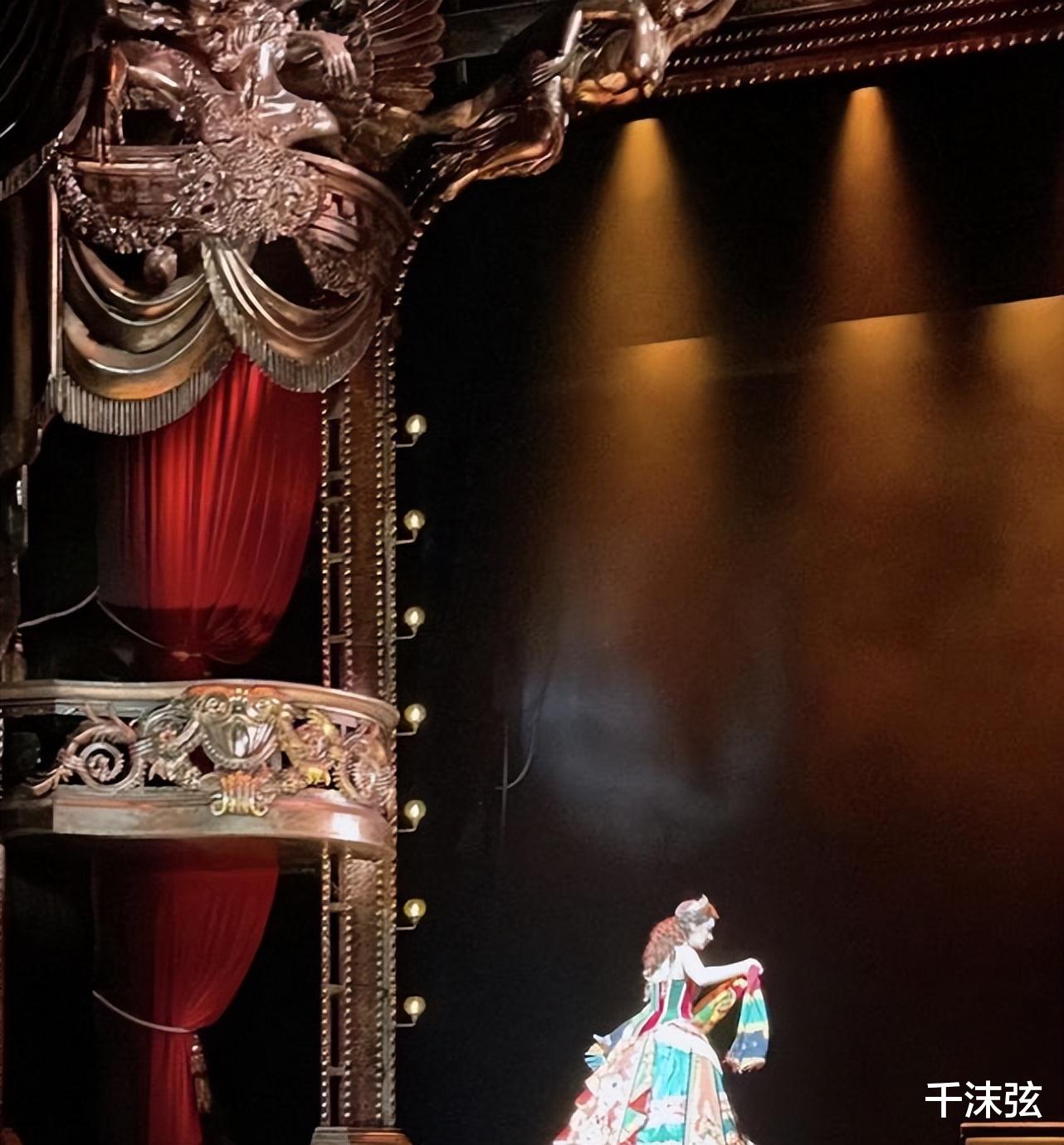王诗龄 李湘带女儿看歌剧，12岁王诗龄瘦身后变苗条！一身穿搭近5万元