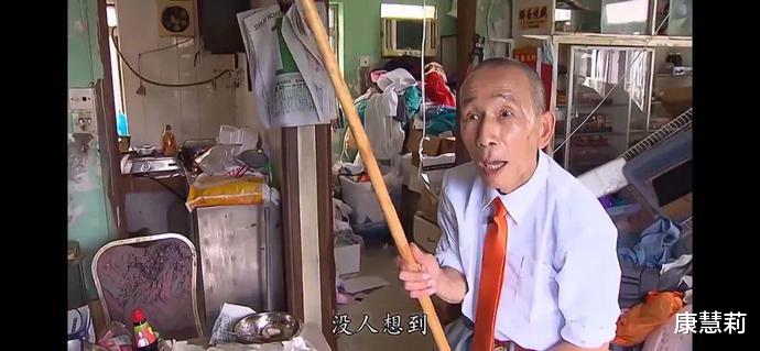 他是“香港投诉狂”,曾把饭店告倒闭,40年后孤苦无依