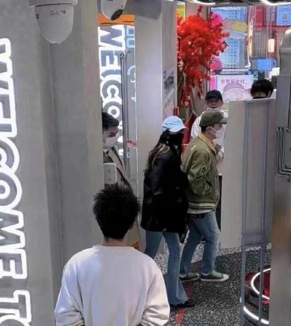 杨幂|杨幂走少女风，和帅哥在抓娃娃，一双腿引人注目