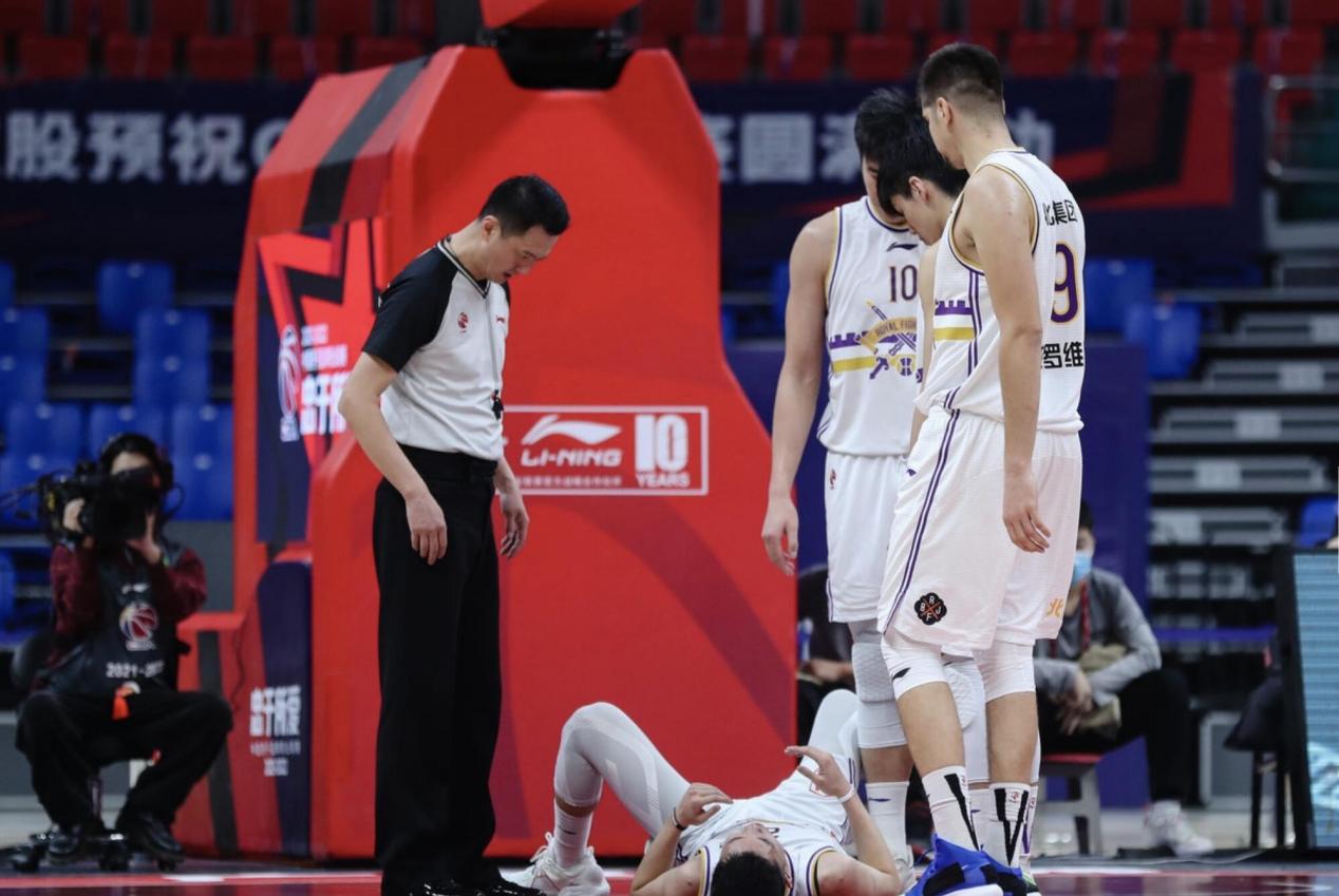 江苏苏宁|广东男篮5人遭禁赛？姚明即将开出重磅罚单，球迷骂声一片