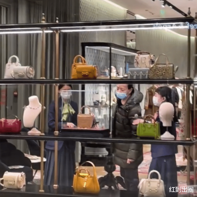 电视剧|61岁宋丹丹素颜逛街被拍,一手拎3袋爱马仕太霸气,导购争相服务