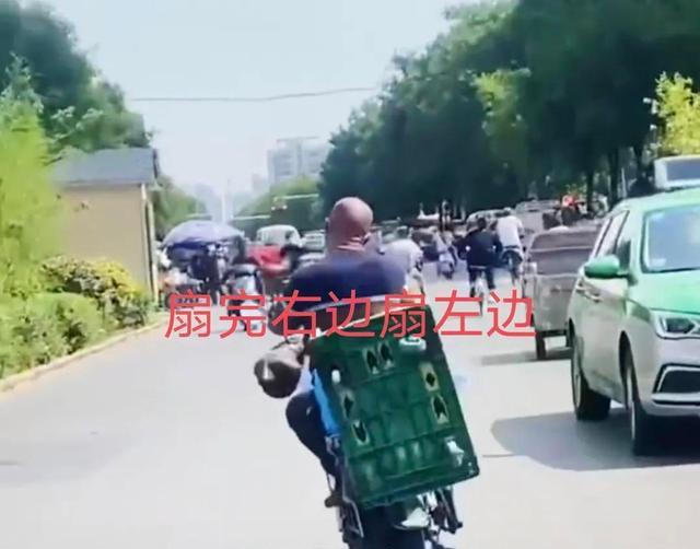 河南:男子在路上骑行时不停地扇自己的耳光,网友:停下来哭一场