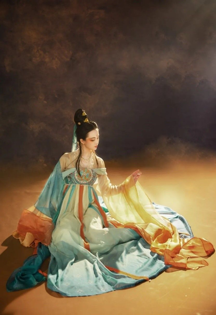 陈都灵|敦煌COS大比拼:把陈都灵、张芷溪跟女网红放在一起差别一目了然