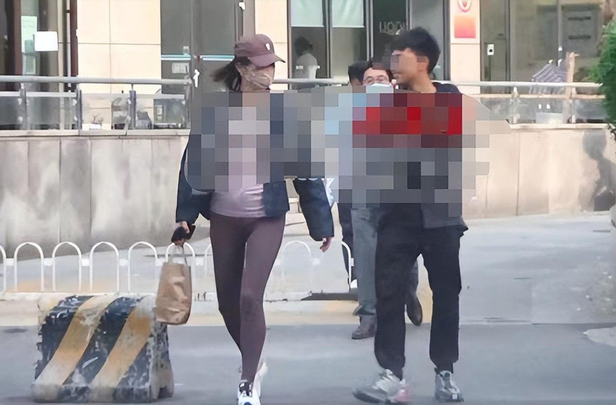 白百何|白百何家中素颜举杠铃!脸部通红全是汗,炫平坦小腹疑证未怀孕