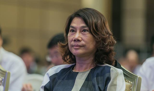 孟羽童也不敢这样吧？董明珠参加婚宴被“搭肩膀”，女子身份曝光