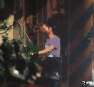 赵德胤|凌晨住进导演家中,11个小时出来头发凌乱,网友:又是讨论剧本?