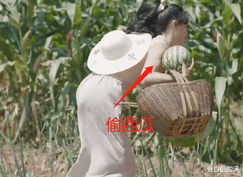 百万网红唐小鱼挖藕带,冲脚先把裤子打湿惹争议,网友:那里也脏了?