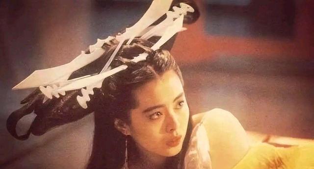 李嘉欣|“花瓶美人”李嘉欣从影30年，出演过数十部电影，可就是没获过奖