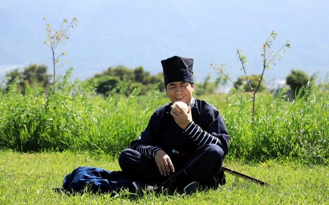 范明|演员范明：娶大6岁的厉玲，继子把他当亲爸爸，一家四口其乐融融