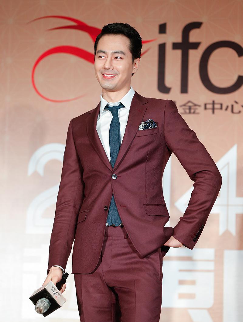 孔孝真|41岁韩娱男神收割机,孔孝真婚礼现场“简陋”,婚纱像宫廷版睡衣