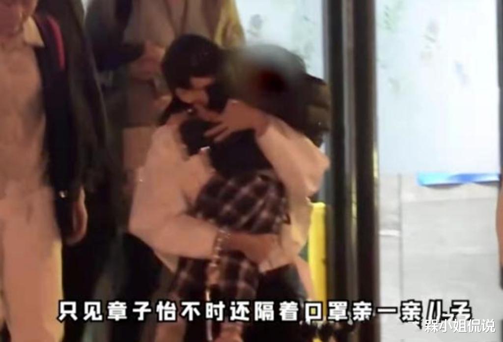 章子怡|汪峰一家聚餐，章子怡穿棉服紧抱儿子不撒手，继女小苹果不见身影