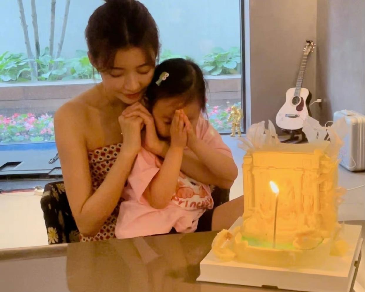 孙怡|孙怡与董子健官宣离婚后首晒美照，穿露肩上衣配短裙，美腿超抢镜