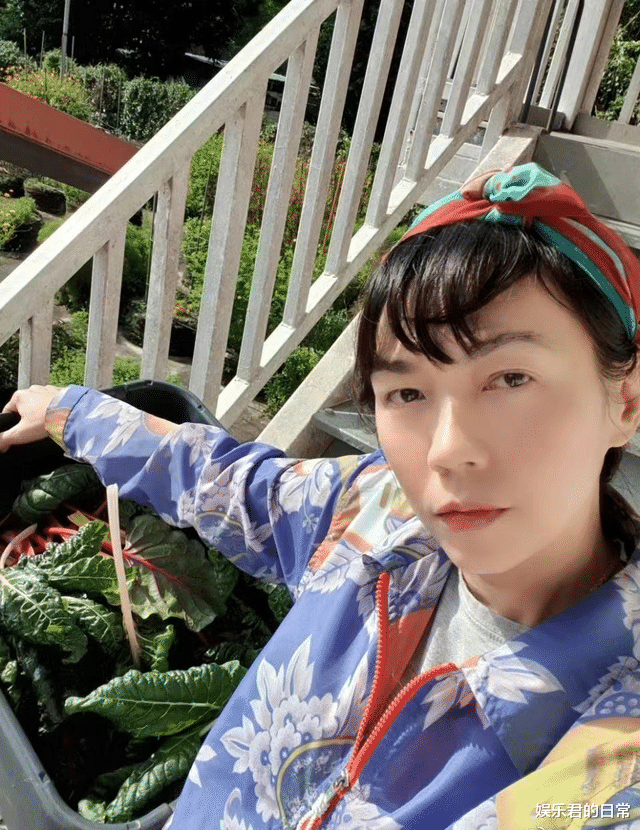 乔欣|49岁女星没工作回家干农活，戴草帽除草喂鸡，表情冷漠自嘲像农夫