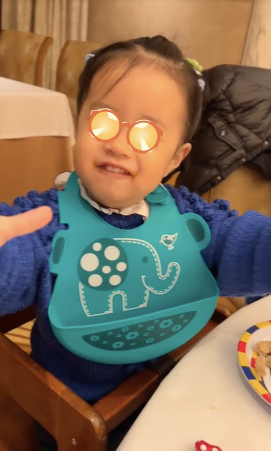 陈赫|张子萱高调秀幸福，被老公捏脸，用餐时陈赫帮撩头发互动甜蜜