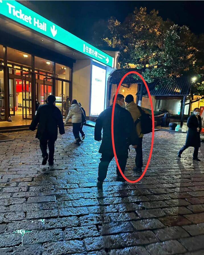 王一博|小鲜肉王一博现身乌镇戏剧节，绿衣黑帽圆脑袋，亲自背重重的行李包办理入住惹心疼