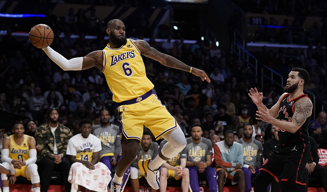 勒布朗·詹姆斯|史密斯号召NBA禁赛詹姆斯，他侮辱我的父亲，当时真的想揍他