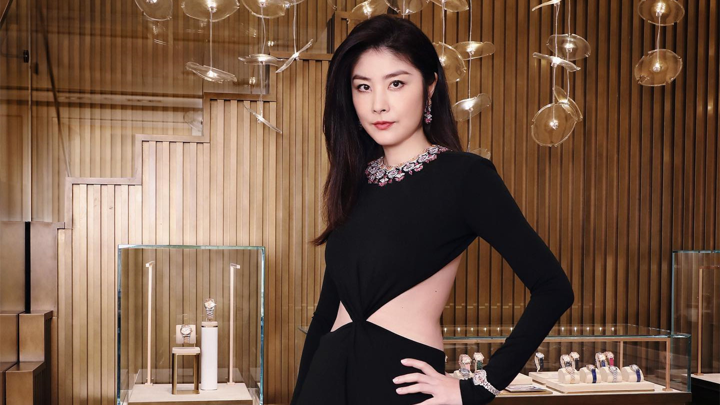 春节档|50岁陈慧琳车祸1个半月，脸未消肿仍疼痛，坚持复工穿抹胸秀身材